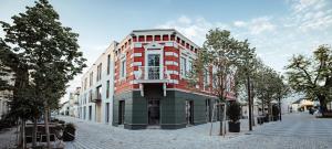 ein rot-weißes Gebäude in einer Stadtstraße in der Unterkunft Zimmer am Platz in Purgstall