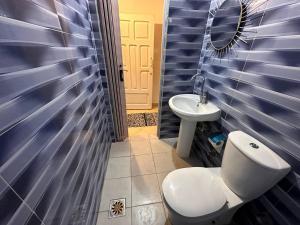 House in dahab في دهب: حمام مع مرحاض ومغسلة