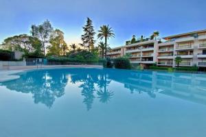 Zdjęcie z galerii obiektu Cannes Californie, Calm, AC, terrace, swimming pools, tennis w Cannes