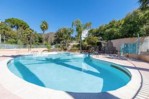 Zdjęcie z galerii obiektu Cannes Californie, Calm, AC, terrace, swimming pools, tennis w Cannes