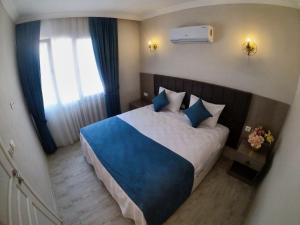 Postel nebo postele na pokoji v ubytování MirAlya Homes