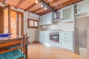 Nhà bếp/bếp nhỏ tại HelloElba Villetta Fiorita