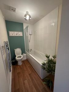 een badkamer met een toilet, een bad en een wastafel bij Number 3 Seafield - sleeps 4 - Grantham town in Lincolnshire
