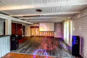 an empty room with a projection screen on the wall at Les Cabanes Parisiennes - Chalets 1h30 from Paris - 62P in Sainte-Geneviève-des-Bois