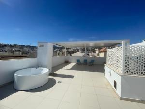 einen Balkon mit einer Badewanne auf einem Gebäude in der Unterkunft ATICO - CANTOS DE SIRENA in Torremolinos