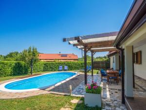 Bazén v ubytování Villa Nika nebo v jeho okolí