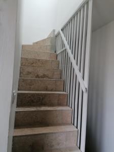 un conjunto de escaleras en una casa en Chez Marylene, en Soisy-sur-École