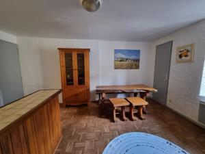 Zimmer mit einem Tisch und Bänken in einem Zimmer in der Unterkunft Appartement paisible T1 de 38m2, Nantua in Nantua