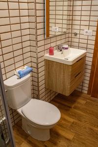 een badkamer met een toilet en een wastafel bij Live Adeje Taucho Relax Place with Terrace in Adeje