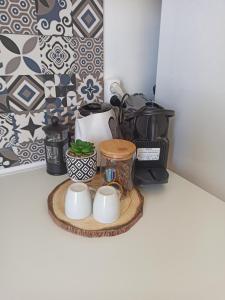 Příslušenství pro přípravu čaje a kávy v ubytování M&M Small House
