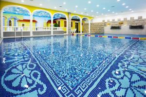 una piscina cubierta con suelo de baldosa azul y blanco en Casa Real Hotel en Macao
