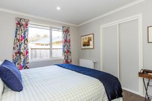 a bedroom with a bed and a window at Contemporary Methven Abode in Methven