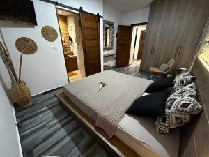 Postel nebo postele na pokoji v ubytování Aithonas Villa