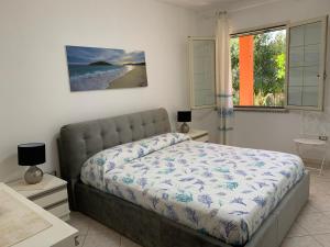 多木斯馬里亞的住宿－Appartamento in Villa Gelsomino，一间卧室配有一张床,享有海景