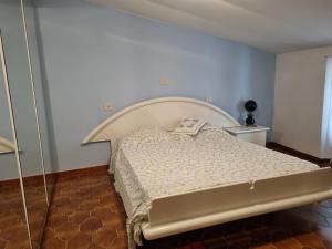 1 dormitorio con 1 cama con cabecero blanco en La casetta in montagna, en Torricella Peligna