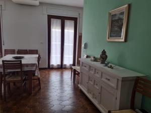 Torricella Peligna的住宿－La casetta in montagna，一间带桌子的厨房和一间餐厅