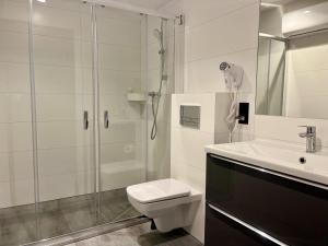 W łazience znajduje się prysznic, toaleta i umywalka. w obiekcie Apartamenty Sopot19 w mieście Sopot