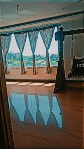 Habitación con ventana con reflejo en el suelo en Feel Like Home, en Visakhapatnam
