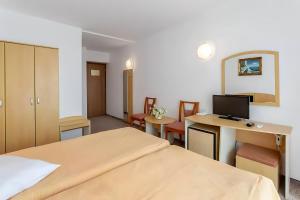 Habitación de hotel con cama y escritorio en Hotel AquaPark Balada Saturn - ULTRA ALL INCLUSIVE en Mangalia