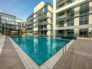 una piscina di fronte a un edificio di HiGuests - Charming Retreat in CityWalk With Balcony and Pool a Dubai