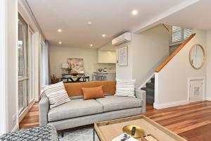 Posezení v ubytování Villa 2br Pokolbin Villa located within Cypress Lakes Resort