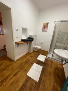 a bathroom with a toilet and a sink at Roomerie im Zentrum in Sulzbach-Rosenberg