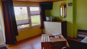 Gotthun的住宿－Rast im Grünen，一间卧室设有绿色和黄色的墙壁,还有梳妆台