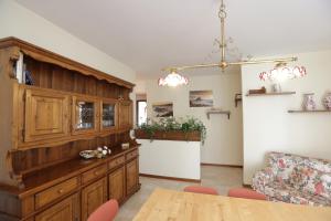uma sala de jantar com um grande armário de madeira e uma mesa em De chì e de là em Sestri Levante