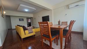 ein Esszimmer und ein Wohnzimmer mit einem Tisch und Stühlen in der Unterkunft Ary Beachfront Homestay Nyali- On Mombasa Beach in Mombasa