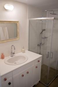 een badkamer met een wastafel en een douche bij Sea view Villa in Koutsounari