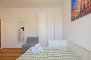 1 dormitorio con 1 cama con toallas en I Host Apartment - Fiuggi 59, en Milán