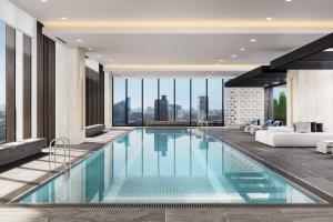 芝加哥的住宿－S Loop 2BR w Pool Gym Spa nr Grant Park CHI-740，享有城市景观的酒店游泳池