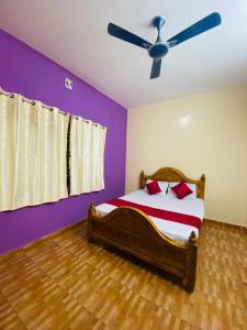 イェーラギリにあるyelagiri Golden Villaのベッドと天井扇風機のある寝室