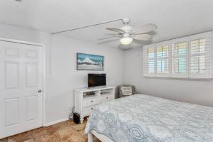 1 dormitorio con 1 cama y ventilador de techo en Santa Rosa Dunes 923 en Pensacola Beach