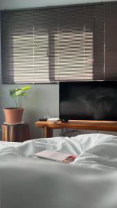 1 dormitorio con 1 cama y escritorio con ordenador portátil en Rightday Inn, en Dongshan