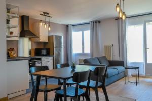 Zdjęcie z galerii obiektu Les Fins Nord, appartement 2 étoiles confortable a Annecy w Annecy