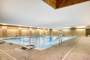 a large swimming pool in a building at Ballston 1br w wd gym pool nr Metro WDC-615 in Arlington