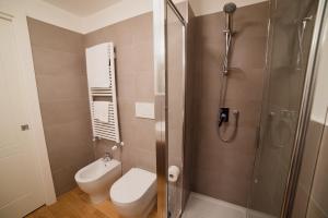 een badkamer met douche, toilet en wastafel bij Rolli Dream in Genua +42 foto's