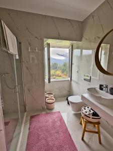 Koupelna v ubytování Coliving The VALLEY Portugal countryside retreat for digital nomads and hiking lovers - PRIVATE BEDROOMS with SHARED BATHROOMS, shared kitchen, and coworking space