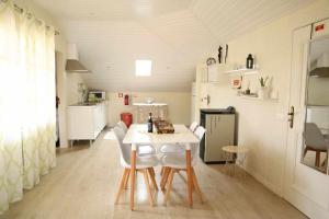 uma cozinha com mesa e cadeiras num quarto em Eyes in the Sky em Funchal