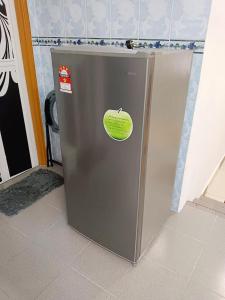 um frigorífico com uma maçã verde ao lado em The Loft Bentong em Bentong