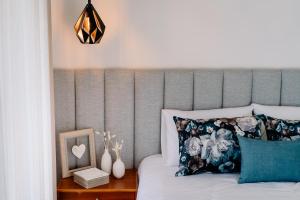 Posezení v ubytování Coliving The VALLEY Portugal countryside retreat for digital nomads and hiking lovers - PRIVATE BEDROOMS with SHARED BATHROOMS, shared kitchen, and coworking space
