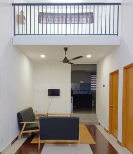 uma sala de estar com uma mesa e um tecto em The Loft Bentong em Bentong