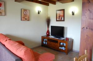 TV a/nebo společenská místnost v ubytování Gestiona2R - Casa en Colombres centro