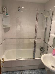 eine Dusche mit Glastür im Bad in der Unterkunft APARTAMENTO LADEIRA PLAYA in Baiona