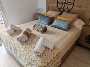 1 dormitorio con 1 cama grande y toallas. en The Perfect Front Beach, en Almerimar