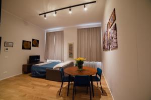 Schlafzimmer mit einem Bett und einem Tisch mit Stühlen in der Unterkunft Rolli Dream in Genua