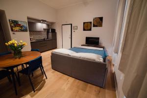 ein Schlafzimmer mit einem Bett und einem Tisch mit einem Tisch in der Unterkunft Rolli Dream in Genua