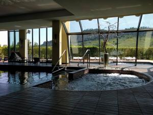 einen Pool in einem Gebäude mit einem großen Fenster in der Unterkunft Regis Resort & Wellness in Turrivalignani