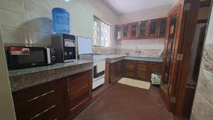 Virtuvė arba virtuvėlė apgyvendinimo įstaigoje Ary Beachfront Homestay Nyali- On Mombasa Beach